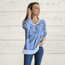 Cargar imagen en el visor de la galería, Sweater Italiano estampado con polera blanca, fondo Celeste
