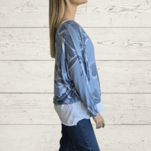 Cargar imagen en el visor de la galería, Sweater Italiano estampado con polera blanca, fondo Celeste

