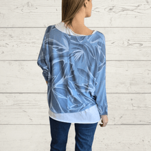 Cargar imagen en el visor de la galería, Sweater Italiano estampado con polera blanca, fondo Celeste
