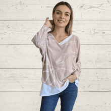 Cargar imagen en el visor de la galería, Sweater Italiano estampado con polera blanca, fondo Rosado
