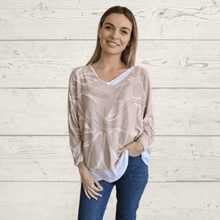 Cargar imagen en el visor de la galería, Sweater Italiano estampado con polera blanca, fondo Rosado
