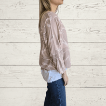Cargar imagen en el visor de la galería, Sweater Italiano estampado con polera blanca, fondo Rosado
