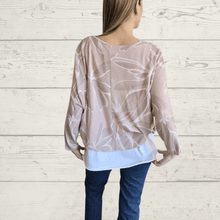 Cargar imagen en el visor de la galería, Sweater Italiano estampado con polera blanca, fondo Rosado
