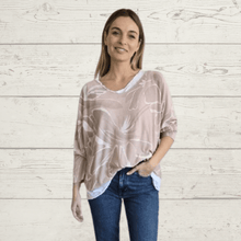 Cargar imagen en el visor de la galería, Sweater Italiano estampado con polera blanca, fondo Rosado
