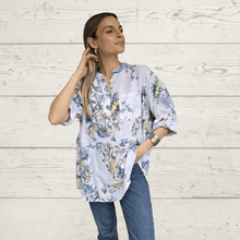 Cargar imagen en el visor de la galería, Blusa Italiana estampado flores, fondo Blanco
