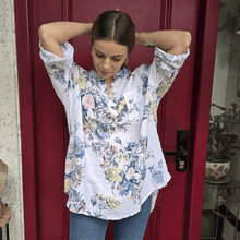 Cargar imagen en el visor de la galería, Blusa Italiana estampado flores, fondo Blanco
