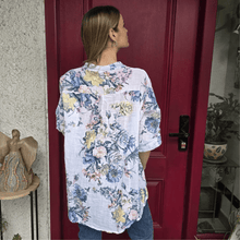 Cargar imagen en el visor de la galería, Blusa Italiana estampado flores, fondo Blanco
