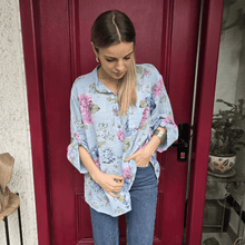 Cargar imagen en el visor de la galería, Blusa Italiana estampada flores, fondo Celeste
