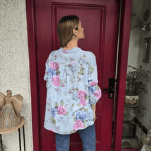 Cargar imagen en el visor de la galería, Blusa Italiana estampada flores, fondo Celeste
