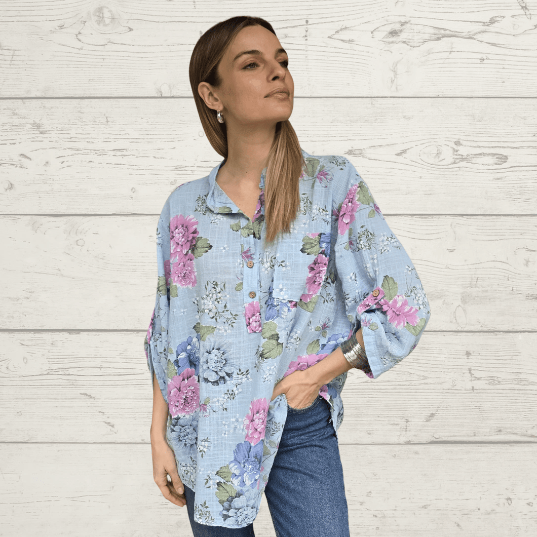 Blusa Italiana estampada flores, fondo Celeste
