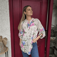 Cargar imagen en el visor de la galería, Blusa Italiana estampada flores, fondo Beige
