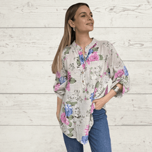 Cargar imagen en el visor de la galería, Blusa Italiana estampada flores, fondo Beige
