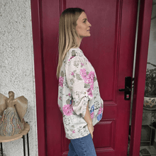 Cargar imagen en el visor de la galería, Blusa Italiana estampada flores, fondo Beige
