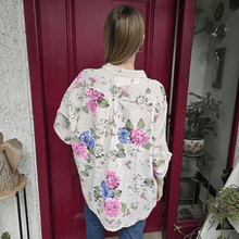 Cargar imagen en el visor de la galería, Blusa Italiana estampada flores, fondo Beige
