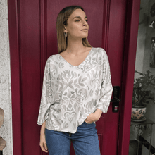 Cargar imagen en el visor de la galería, Sweater Italiano estampado geométrico, fondo Blanco con Beige
