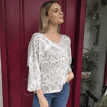 Cargar imagen en el visor de la galería, Sweater Italiano estampado geométrico, fondo Blanco con Beige
