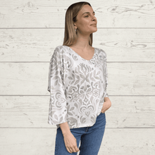 Cargar imagen en el visor de la galería, Sweater Italiano estampado geométrico, fondo Blanco con Beige
