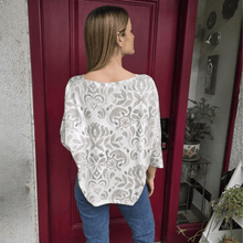 Cargar imagen en el visor de la galería, Sweater Italiano estampado geométrico, fondo Blanco con Beige
