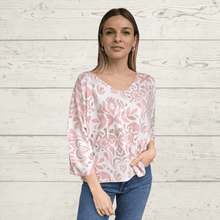 Cargar imagen en el visor de la galería, Sweater Italiano estampado geométrico, fondo Blanco con Rosado
