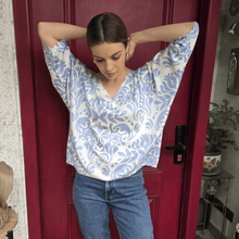 Cargar imagen en el visor de la galería, Sweater Italiano estampado geométrico, fondo Blanco con Celeste

