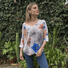 Cargar imagen en el visor de la galería, Sweater Italianon estampado flores, fondo blanco
