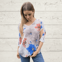 Cargar imagen en el visor de la galería, Sweater Italianon estampado flores, fondo blanco
