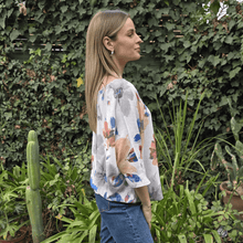 Cargar imagen en el visor de la galería, Sweater Italianon estampado flores, fondo blanco
