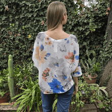 Cargar imagen en el visor de la galería, Sweater Italianon estampado flores, fondo blanco
