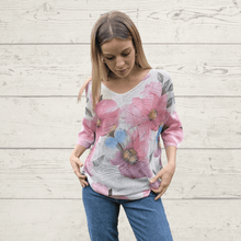 Cargar imagen en el visor de la galería, Sweater Italiano estampado flores grandes, fondo Blanco con Rosado
