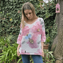 Cargar imagen en el visor de la galería, Sweater Italiano estampado flores grandes, fondo Blanco con Rosado
