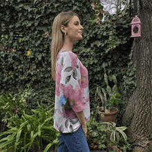 Cargar imagen en el visor de la galería, Sweater Italiano estampado flores grandes, fondo Blanco con Rosado
