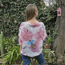 Cargar imagen en el visor de la galería, Sweater Italiano estampado flores grandes, fondo Blanco con Rosado
