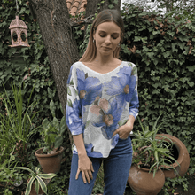 Cargar imagen en el visor de la galería, Sweater Italiano estampado flores grandes, fondo Blanco con Jacinto
