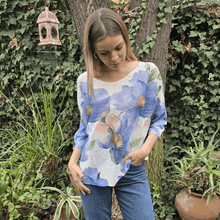 Cargar imagen en el visor de la galería, Sweater Italiano estampado flores grandes, fondo Blanco con Jacinto
