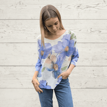 Cargar imagen en el visor de la galería, Sweater Italiano estampado flores grandes, fondo Blanco con Jacinto
