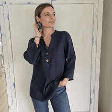 Cargar imagen en el visor de la galería, Blusa de Lino Italiano dos botones, color Azul Marino
