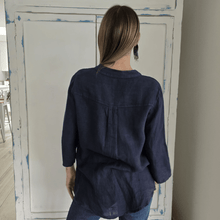 Cargar imagen en el visor de la galería, Blusa de Lino Italiano dos botones, color Azul Marino
