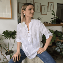 Cargar imagen en el visor de la galería, Blusa de Lino Italiano bordada, color Blanco
