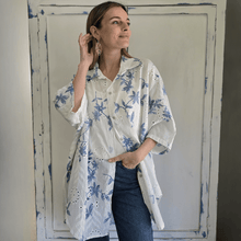 Cargar imagen en el visor de la galería, Blusa Italiana estampada y bordada, color Blanco con celeste
