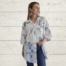 Cargar imagen en el visor de la galería, Blusa Italiana estampada y bordada, color Blanco con celeste
