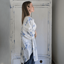 Cargar imagen en el visor de la galería, Blusa Italiana estampada y bordada, color Blanco con celeste
