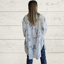 Cargar imagen en el visor de la galería, Blusa Italiana estampada y bordada, color Blanco con celeste
