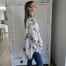 Cargar imagen en el visor de la galería, Blusa Italiana estampada y bordada, color Blanco con Chocolate
