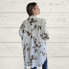 Cargar imagen en el visor de la galería, Blusa Italiana estampada y bordada, color Blanco con Chocolate
