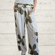 Cargar imagen en el visor de la galería, Pantalón Italiano estampado, fondo Beige con verde
