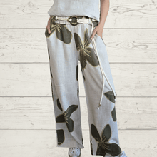 Cargar imagen en el visor de la galería, Pantalón Italiano estampado, fondo Beige con verde
