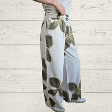 Cargar imagen en el visor de la galería, Pantalón Italiano estampado, fondo Beige con verde
