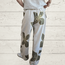 Cargar imagen en el visor de la galería, Pantalón Italiano estampado, fondo Beige con verde
