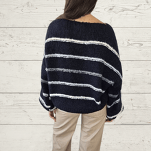 Cargar imagen en el visor de la galería, Sweater Italiano Rayado, fondo Azul Marino
