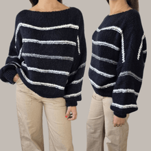 Cargar imagen en el visor de la galería, Sweater Italiano Rayado, fondo Azul Marino
